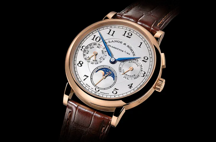 A. Lange & Söhne’nin ay fazı ve yıllık takvim komplikasyonuna sahip, kahverengi deri kayışlı lüks saati.