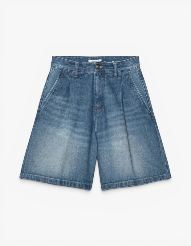 Marka Adı: Carhartt WIP
Ürün Adı: Carhartt WIP Alta Kadın Şort
Ürün Cinsiyeti: Kadın
Ürün Tipi: Şort
Ürün Sezonsallığı: İlkbahar/Yaz
Ürün Çeşidi: Plili ve Geniş Paçalı Kot Şort
Ürün Özellikleri: Orta mavi tonlarında, eskitme görünümlü denim kumaştan üretilmiş bu şort, rahat ve şık bir stil sunar. Ön kısmında yer alan pililer ve geniş paça kesimi sayesinde hareket özgürlüğü sağlar. Klasik düğme ve fermuar kapamalı olup, iki adet yan cebi ve kemer halkaları bulunmaktadır. Diz hizasında biten boyu, günlük kullanım için idealdir.
Öne Çıkan Detaylar:
- Eskitme ve yıkamalı denim görünümü
- Ön kısımda yer alan modern pililer ve geniş paça kesimi
- Rahat ve günlük kullanıma uygun tasarım
Kimler Kullanıyor?: Gündelik şıklığı ve rahatlığı bir arada arayan, modern şehirli kadınlar için ideal bir parça. Minimalist ama karakterli giyim tarzını benimseyen, hafta sonu kombinlerinde veya sıcak yaz günlerinde konforundan ödün vermeden stil sahibi görünmek isteyen herkes bu şortu gardırobuna ekleyebilir.