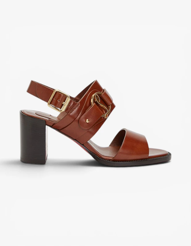 Marka Adı: Christian Louboutin
Ürün Adı: Christian Louboutin Kadın Her In Roma Sandalet
Ürün Cinsiyeti: Kadın
Ürün Tipi: Sandalet
Ürün Sezonsallığı: İlkbahar/Yaz
Ürün Çeşidi: Açık Burunlu Blok Topuklu Bilek Bantlı Sandalet
Ürün Özellikleri: Bu Christian Louboutin sandalet, kaliteli kahverengi deriden üretilmiştir ve zamansız bir şıklık sunar. Kalın, blok topuklu tasarımı hem konfor hem de stil sağlarken, ikonik kırmızı dış taban markanın lüks imzasını taşır. Ayak önünde tek geniş bant ve bilekte ayarlanabilir, altın rengi tokalı bant bulunur. Bilek bandını çevreleyen katmanlı deri ve altın rengi metal halka detayları, ürüne sofistike ve özgün bir dokunuş katar.
Öne Çıkan Detaylar:
- Christian Louboutin'e özgü ikonik kırmızı dış taban.
- Altın rengi metal toka ve dekoratif halka detayları.
- Konfor ve şıklığı birleştiren kalın blok topuk.
Kimler Kullanıyor?: Zarafeti ve konforu bir arada arayan, stilinde lüks dokunuşlara yer veren ve detaylara önem veren kişiler için idealdir. Klasik çizgileri modern tasarımlarla birleştirmeyi seven, hem günlük şıklıklarında hem de özel anlarında dikkat çekici ama aynı zamanda zamansız bir duruş sergilemek isteyenler bu sandaletle kişisel tarzlarını eksiksiz tamamlayabilirler. Christian Louboutin'in ikonik tasarım dilini benimseyen ve kaliteye yatırım yapmaktan çekinmeyenler için vazgeçilmez bir parçadır.