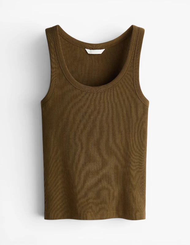Marka Adı: H&M
Ürün Adı: H&M Kadın Ribanalı Kolsuz Üst
Ürün Cinsiyeti: Kadın
Ürün Tipi: Atlet
Ürün Sezonsallığı: Yazlık
Ürün Çeşidi: Temel Giyim
Ürün Özellikleri: H&M Kadın Ribanalı Kolsuz Üst, yumuşak ve esnek ribana kumaştan üretilmiştir. Vücuda oturan dar kesimi, klasik yuvarlak bisiklet yakası ve geniş askılarıyla gün boyu rahatlık sunar. Koyu kahverengi tonundaki bu çok yönlü parça, hem tek başına hem de katmanlı kombinlerde kullanılarak stilinize modern bir dokunuş katar. Esnek yapısıyla hareket özgürlüğü sağlarken, minimal tasarımıyla kolayca farklı stillere adapte edilebilir.
Öne Çıkan Detaylar:
- Yumuşak ve esnek ribana kumaş yapısı
- Vücuda oturan, modern dar kesim
- Klasik yuvarlak yaka ve geniş askı tasarımı
Kimler Kullanıyor?: Rahatlığı ve zamansız şıklığı bir arada arayan, gardırobunda sade ve kullanışlı temel parçalara yer veren bireyler için idealdir. Günlük kombinlerinde konforu ön planda tutan, katmanlı giyimi seven ve minimal detaylarla stilini tamamlayan herkes bu kolsuz üstü tercih edebilir. Şehirde, tatilde veya evde fark etmeksizin, temel giyim parçalarının gücüne inanan ve onları farklı stillerle kolayca harmanlayan kişilerin gardıroplarının vazgeçilmez bir parçası olacaktır.