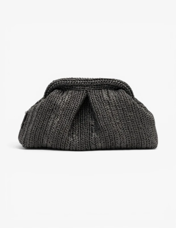 Marka Adı: Tullaa
Ürün Adı: Tullaa Morla Kadın Pouch Çanta
Ürün Cinsiyeti: Kadın
Ürün Tipi: Pouch Çanta
Ürün Sezonsallığı: İlkbahar/Yaz
Ürün Çeşidi: El Çantası
Ürün Özellikleri: Bu Tullaa Morla pouch çanta, doğal görünümlü, koyu renk örgülü dış yüzeyi ile sofistike bir dokunuş sunar. Yumuşak ve esnek yapısıyla elde rahatça taşınabilen bu model, üst kısmındaki büzgülü ve kıvrımlı tasarımıyla modern bir silüet çizer. İç hacmi kişisel eşyalarınızı düzenli bir şekilde saklamak için yeterli alan sağlarken, zarif formuyla hem gündüz hem de akşam kombinlerinize kolayca adapte olur.
Öne Çıkan Detaylar:
- Örgü dokulu, doğal malzeme hissi veren dış yüzey
- Modern ve şık büzgülü üst kapanış tasarımı
- Elde taşımaya uygun, minimalist ve zarif form
Kimler Kullanıyor?: Doğal dokulara ve modern çizgilere değer veren, aksesuarlarıyla stilini tamamlamayı seven, hem günlük hem de özel anlarda zahmetsiz şıklığı tercih eden kişiler bu çantayı gardıroplarına ekleyebilir. Minimalist detaylarla güçlü bir ifade yaratmayı seven ve fonksiyonelliği zarafetle birleştirmek isteyenler için ideal bir parçadır.