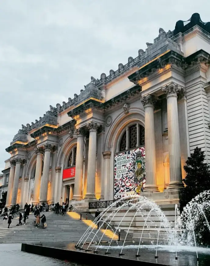 New York'taki Metropolitan Sanat Müzesi'nin klasik mimariye sahip, sütunlu ve gösterişli cephesi, önündeki sıralı fıskiyelerle su püskürten havuzu ve giriş basamaklarındaki kalabalık ziyaretçileriyle, dünyanın en iyi moda müzelerinden biri olarak tüm ihtişamıyla yükseliyor.