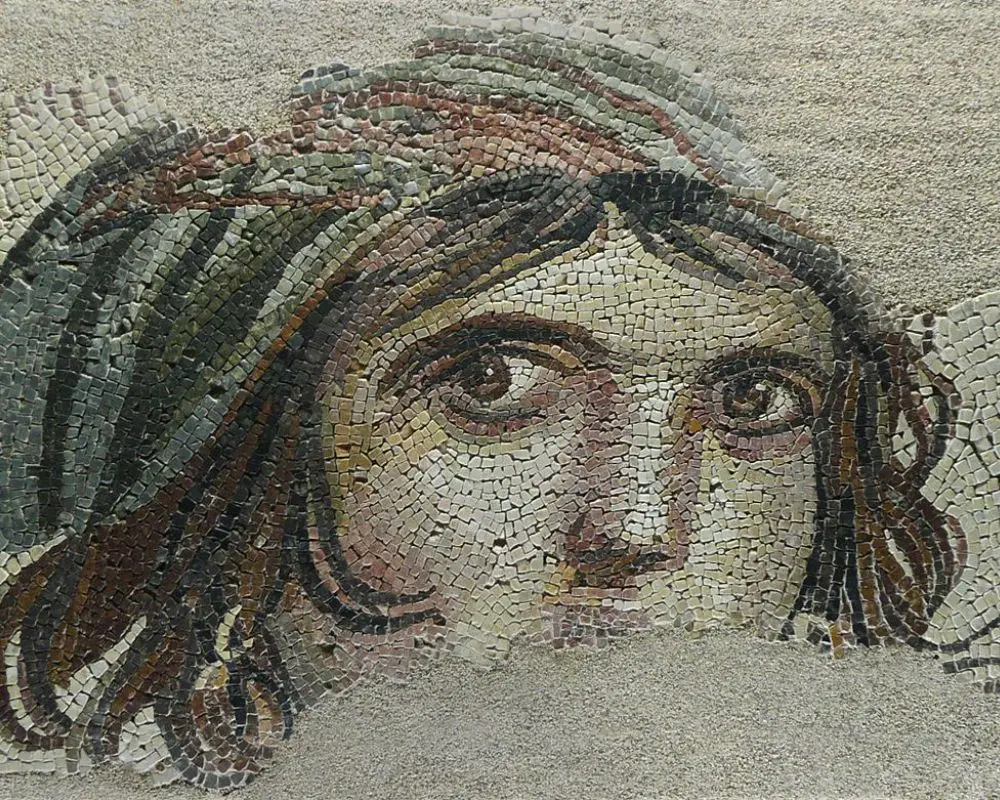 Zeugma'nın simgesi haline gelen Çingene Kızı Mozaiği'nin yakından görünümü.
