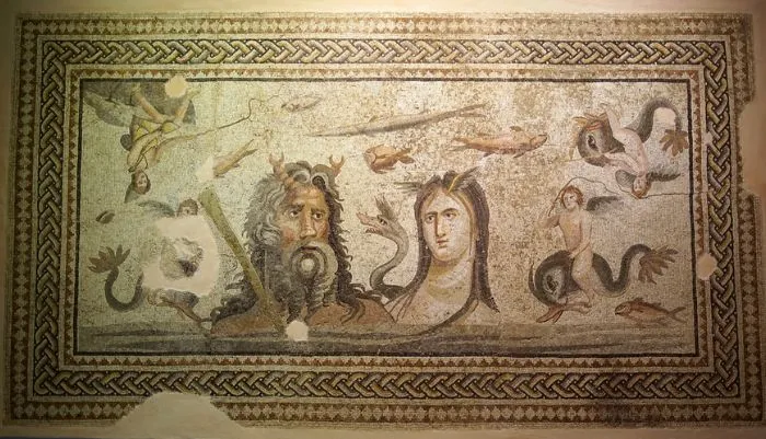 Zeugma Mozaik Müzesi'nin öne çıkan eserlerinden biri olan bu Antik Roma mozaiği, ortasında uzun sakallı, boynuzlu ve elinde asa tutan deniz tanrısı Oceanos ile yanında yılanlarla süslü saçlı bir tanrıçanın bulunduğu, etraflarında çeşitli deniz canlıları ve mitolojik figürlerin yüzdüğü etkileyici bir sahneyi betimler.
