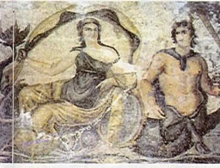 Zeugma Mozaik Müzesi'nin öne çıkan eserleri arasında yer alan bu detaylı antik mozaik, solunda uzun, dalgalı elbiseli bir kadın figürü ile sağında dalgalı saçlı, üst bedeni çıplak ve alt bedeni balık kuyruklu bir triton figürünü dalgalı suların içinde betimleyerek mitolojik bir sahneyi canlı renklerle gözler önüne seriyor.