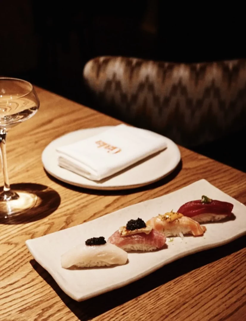 Loş ışıklı bir restoran ortamında ahşap masa üzerindeki dikdörtgen tabakta, havyar ve çeşitli lüks garnitürlerle hazırlanmış dört adet nigiri suşi göz alırken, arkada markanın adı olan Gala yazılı katlanmış bir peçete ve kadeh zarif bir ambiyans sunuyor.