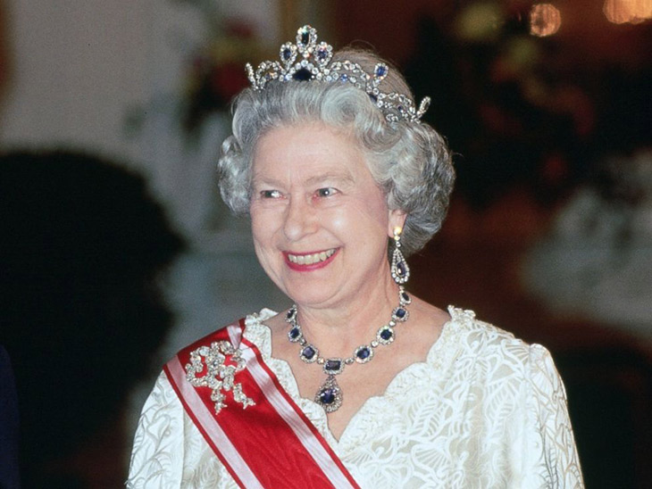 Kraliçe II. Elizabeth'in Hayatı, Stili ve Mücevherleri