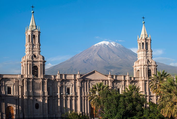 Arequipa'nın şehir merkezindeki barok binalar beyaz volkanik taşlar kullanılarak inşa edilmiştir.