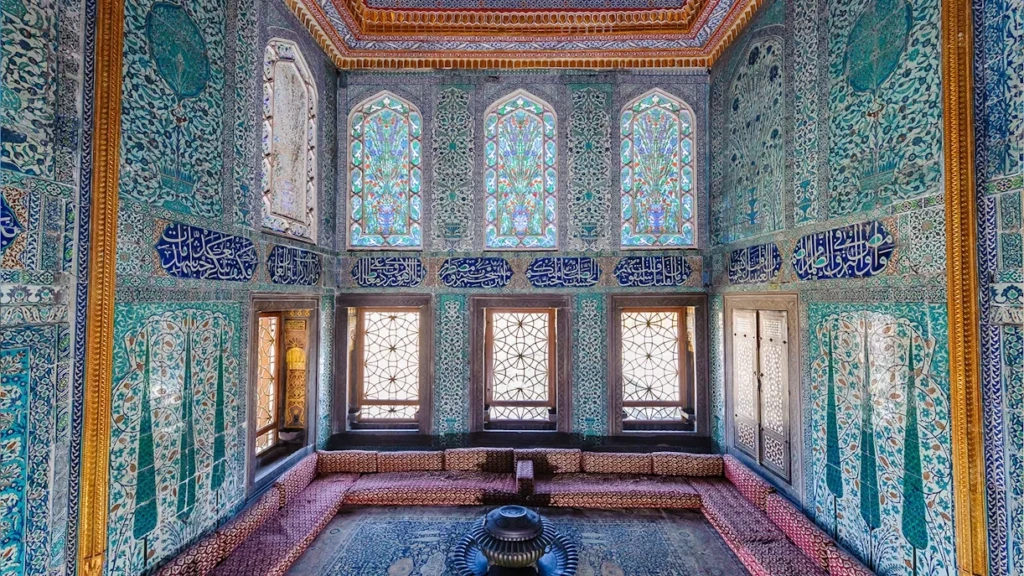 Topkapı Sarayı Harem'deki bu gösterişli odanın duvarları, turkuaz, mavi ve beyaz tonlarında detaylı bitkisel ve hat yazısı desenli çinilerle kaplıyken, üst kısımda kemerli vitray pencereler, alt kısımda ise geometrik kafesli pencereler ve ortasında süslü bir fıskiye olan desenli bir halı ile minderli sedirler o dönemin zenginliğini yansıtıyor.