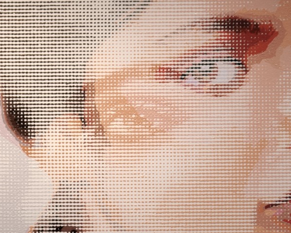 Hologram Bulguları Yansıtan Sergi: "The Many Manifested Selves"