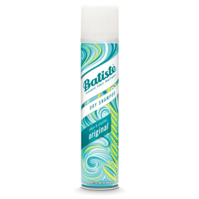 Batiste Original kuru şampuanın, mavi, yeşil ve sarı tonlarında dalgalı desenlere sahip beyaz ambalajı, saçlara anında ferahlık ve hacim veren etkisini yansıtırken, içeriğindeki özel formülü sayesinde yağlı görünümü gidererek taze ve canlı bir görünüm sunar.