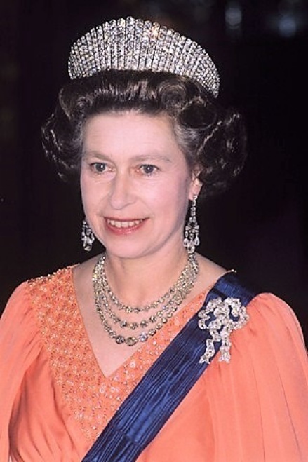 Kraliçe II. Elizabeth'in Hayatı, Stili ve Mücevherleri