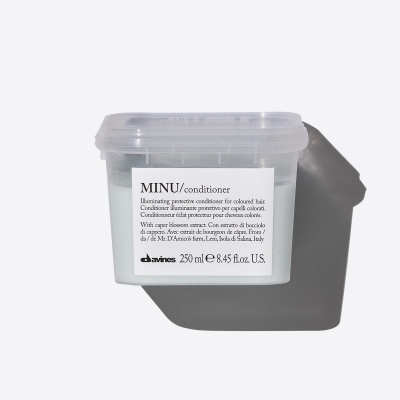 Beyaz bir zeminde, Davines markasına ait, 250 ml hacimli, şeffaf kapaklı ve açık mavi renkli bir ürün içeren Minu Boyalı Saçlar İçin Koruyucu Saç Kremi, saç renginin uzun süre canlı kalmasına yardımcı olan bakım önerileri kapsamında bu makalede öne çıkan bir ürünü görselleştiriyor.