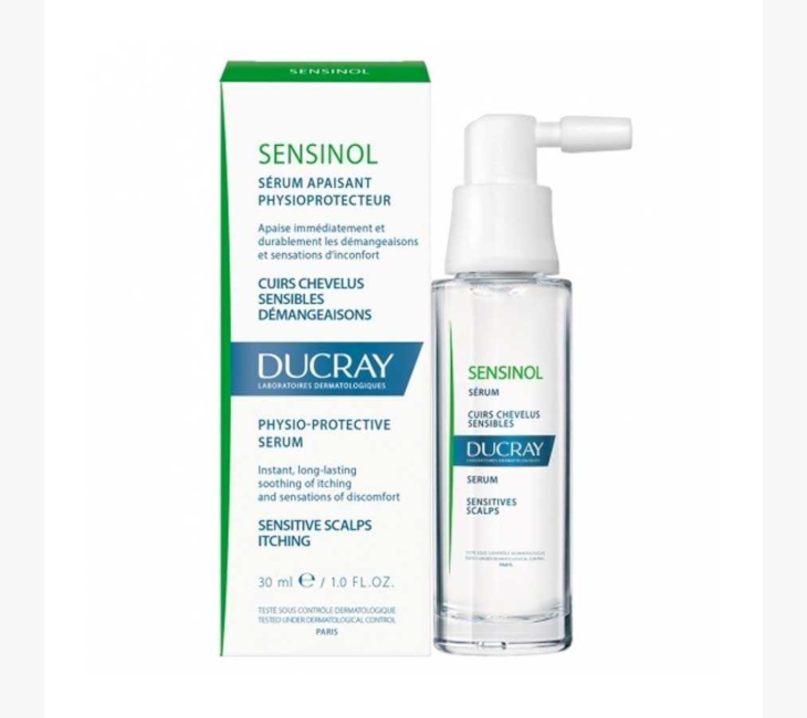 Hassas Saç Derisi sorununa etkili bir çözüm sunan, beyaz pompalı şeffaf şişesinde 30 ml Ducray Sensinol koruyucu serum ve ürünün yeşil-beyaz ambalaj kutusu, kaşıntı ve rahatsızlık hissini yatıştırarak saç derisine ferahlık sağlamayı vaat ediyor.