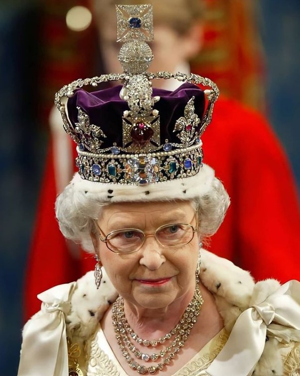 Kraliçe II. Elizabeth'in Hayatı, Stili ve Mücevherleri