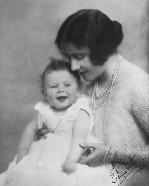Kraliçe II. Elizabeth'in Hayatı, Stili ve Mücevherleri