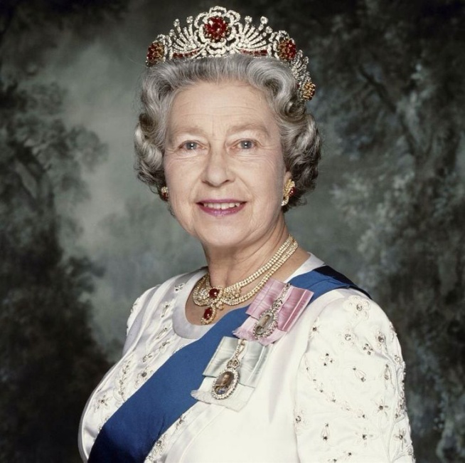 Kraliçe II. Elizabeth'in Hayatı, Stili ve Mücevherleri
