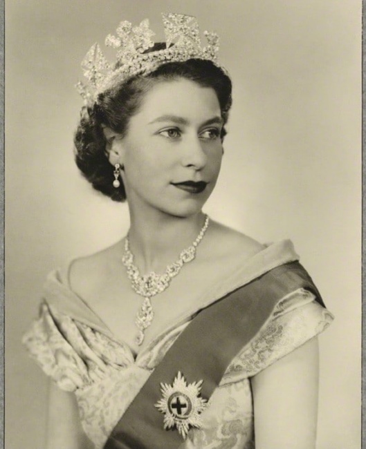 Kraliçe II. Elizabeth'in Hayatı, Stili ve Mücevherleri