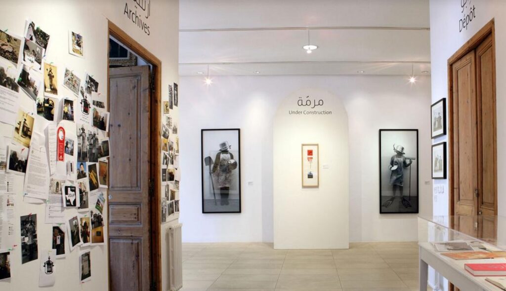 Dubai’de Arap modern ve çağdaş sanatını temsil eden Elmarsa Gallery iç mekânı