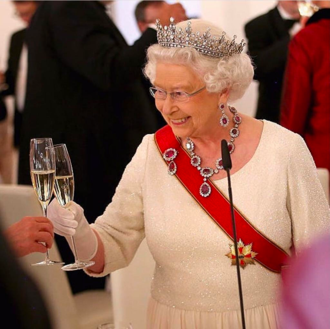 Kraliçe II. Elizabeth'in Hayatı, Stili ve Mücevherleri