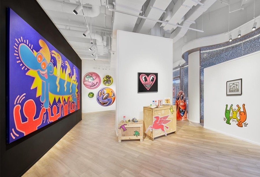 Dubai’de uluslararası çağdaş sanat sergileri sunan Opera Gallery iç görünümü