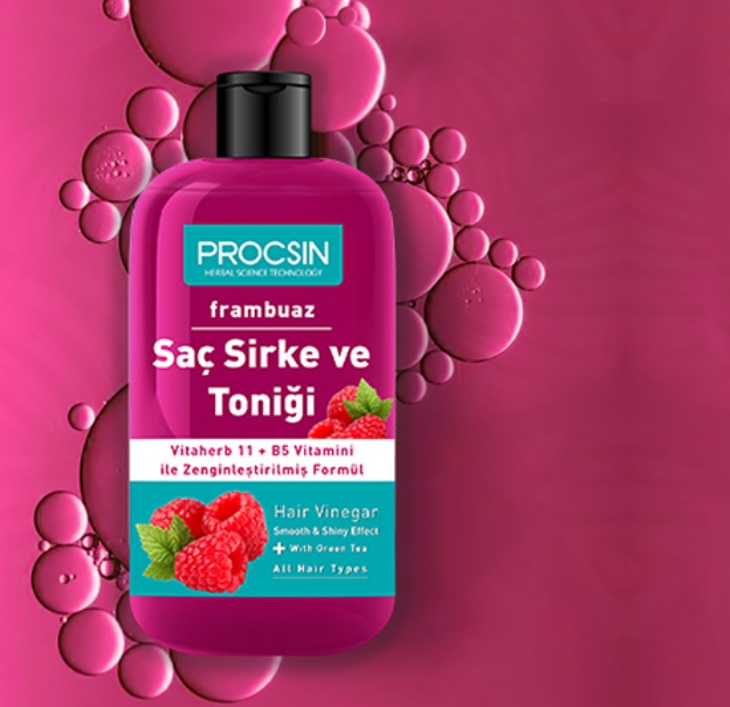 PROCSIN markasına ait frambuaz aromalı saç sirkesi ve toniği, parlaklık ve yumuşaklık vadeden zenginleştirilmiş formülüyle dikkat çeken magenta renkli şişesinde, pembe baloncuklarla süslü canlı bir fonda saç sirkesi ve sirkeli saç tonikleri konusunu vurguluyor.
