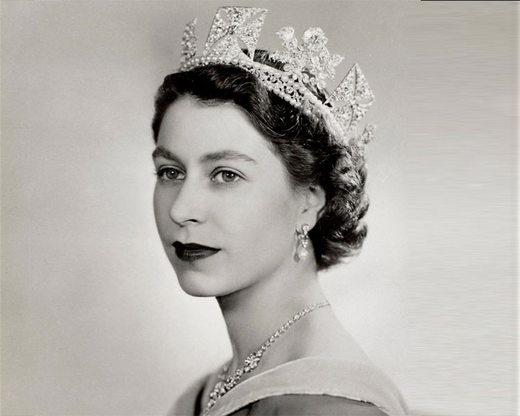 Kraliçe II. Elizabeth'in Hayatı, Stili ve Mücevherleri
