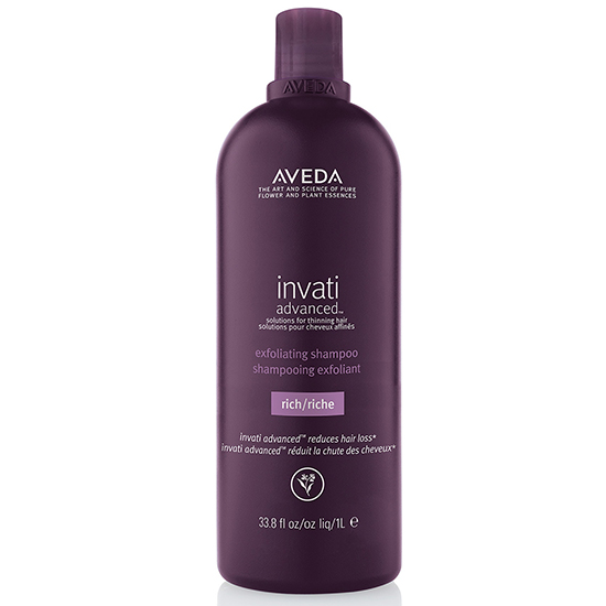 Koyu mor renkli, üzerinde Aveda Invati Advanced markası ve inceltilmiş saçlar için çözümler ile saç dökülmesini azaltıcı ibareleri yer alan bu 1 litrelik sülfatsız şampuan, normal ve yağlı saçlara ferahlık veren özel formülüyle beyaz bir zeminde dik konumda sergileniyor.