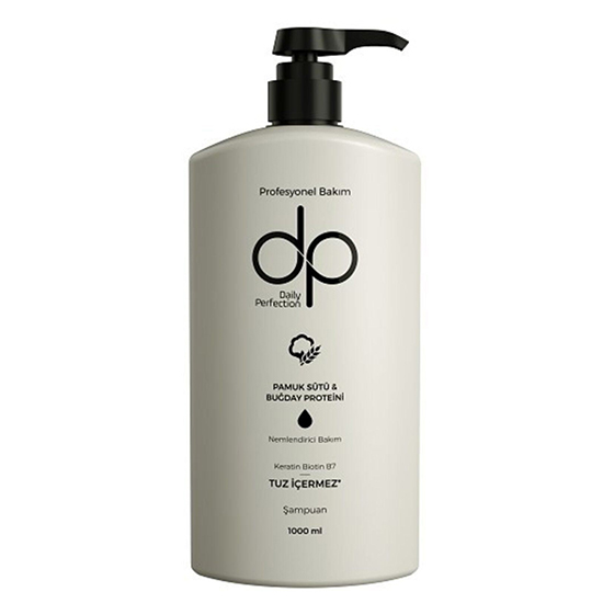 Beyaz renkli, siyah pompalı, üzerinde DP Daily Perfection logosu ve Pamuk Sütü & Buğday Proteini ibaresi bulunan, nemlendirici bakım, keratin ve biotin B7 içeren, tuz içermeyen 1000 ml'lik bu sülfatsız şampuan, saç derisini kurutmadan derinlemesine arındırarak saçların yıpranmasını önlemek için tasarlandı.