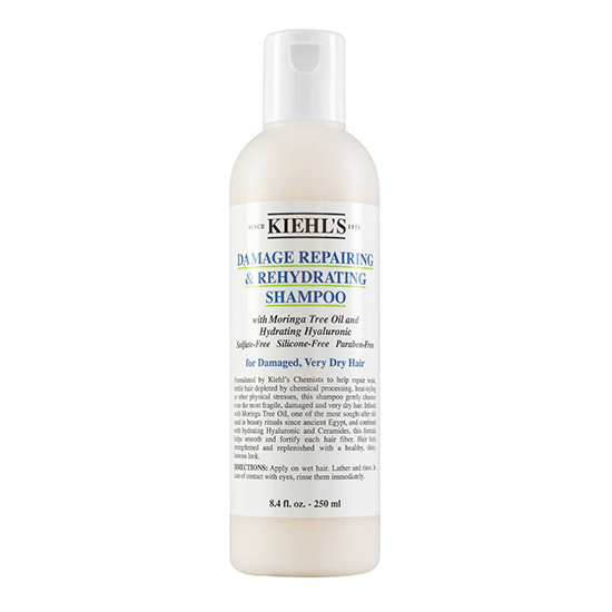 Kiehl's markasına ait, üzerinde Damage Repairing & Rehydrating Shampoo yazan, moringa ağacı yağı ve nemlendirici hyaluronik asit içeren, sülfatsız formülüyle yıpranmış ve çok kuru saçları onarmayı hedefleyen beyaz şişedeki bu ürün, saç bakımı için sağlıklı bir seçenek sunuyor.