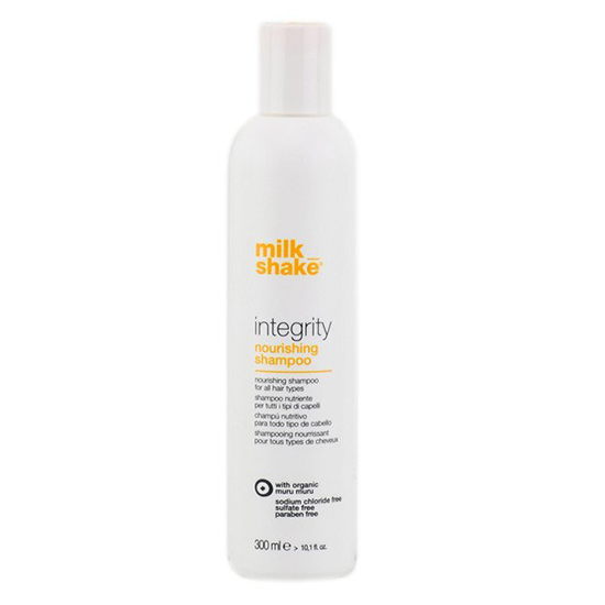 Beyaz bir zemin üzerinde konumlandırılmış, beyaz kapaklı, 300 ml'lik Milk Shake Integrity Nourishing Şampuanı, sülfatsız formülü ve organik muru muru içeriğiyle saçları besleyerek ve nemlendirerek koruyan bir ürün olarak öne çıkıyor.