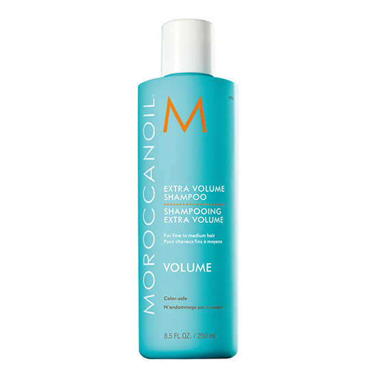 Moroccanoil markasının açık turkuaz renkli, beyaz kapaklı, EXTRA VOLUME SHAMPOO yazılı şişesi, ince telli ve normal saçlar için özel olarak formüle edilmiş, rengi koruyan ve hacim veren bir sülfatsız şampuan olarak öne çıkıyor.