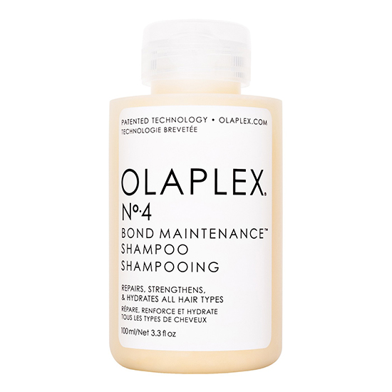 Beyaz arka plan üzerinde duran, Olaplex No4 Bond Maintenance Şampuan yazılı bej renkli 100 ml'lik küçük şişe, saçları onararak, güçlendirerek ve nemlendirerek saçınızı korumak için tasarlanmış etkili bir saç bakım ürünü olduğunu vurguluyor.