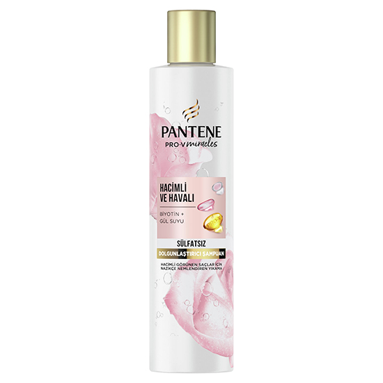 Altın kapaklı, üzerinde pembe gül yaprakları ve su damlacıkları bulunan, biyotin ve gül suyu içerdiği belirtilen Pantene Pro-V Miracles Hacimli ve Havalı sülfatsız dolgunlaştırıcı şampuan şişesi, saç derisini koruyan temiz formüllü sülfatsız şampuanlar arasında yer alıyor.