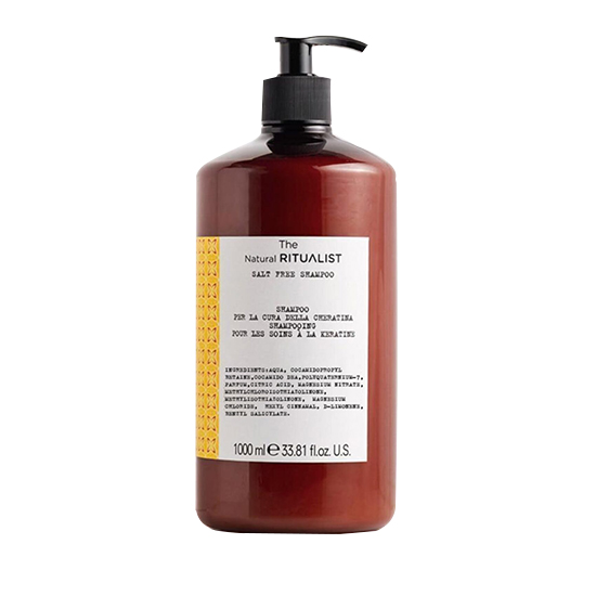 Beyaz fon üzerinde gösterilen, The Natural Ritualist markalı, koyu kahverengi, pompalı büyük bir şişe. Şişenin üzerindeki beyaz etikette belirgin bir şekilde Salt Free Shampoo ve 1000 ml hacim bilgisi yer alıyor; bu ürün, saç derisini yıpratmadan saçların sağlıklı bir şekilde korunmasına ve nemlenmesine yardımcı olan bir sülfatsız şampuanı temsil ediyor.