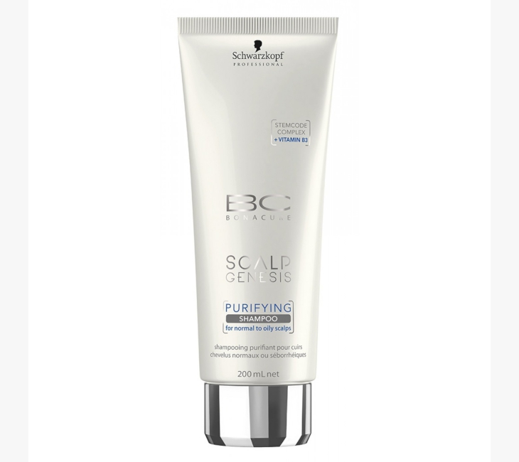 Beyaz, yumuşak tüplü Schwarzkopf Professional BC Bonacure Scalp Genesis Arındırıcı Şampuan, normal ve yağlı saç derileri için tasarlanmış olup, saç problemlerine karşı baş derisini arındırarak dengeleyen etkili bir çözümdür, gümüş renkli kapağıyla beyaz bir zeminde duruyor.