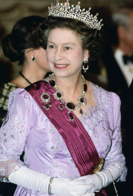 Kraliçe II. Elizabeth'in Hayatı, Stili ve Mücevherleri