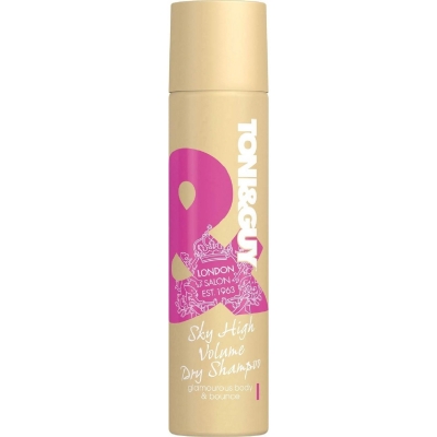 Beyaz bir arka plan üzerinde dikey konumlandırılmış bej renkli, silindirik Toni&Guy Sky High Volume Dry Shampoo sprey kutusu, pembe etiketinde beyaz harflerle markanın adı, taç logosu ve hacim veren kuru şampuan başlığıyla uyumlu olarak saça anında dolgunluk ve canlılık katmayı vaat eden ürün detaylarını sergiliyor.