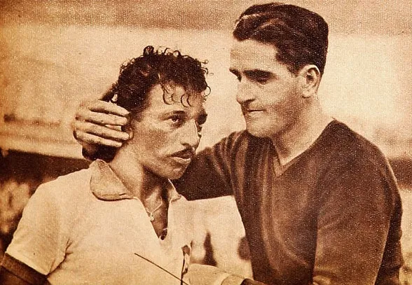 1950 Dünya Kupası Brezilya-Uruguay Finali Maracanazo'nun ardından, yüzünde derin bir hüzün olan Brezilyalı futbolcu Zizinho'nun omzuna dokunarak onu teselli eden Uruguaylı kaleci Maspoli'yi gösteren, tarihi bir spor anını yansıtan sepya tonlu eski bir fotoğraf.