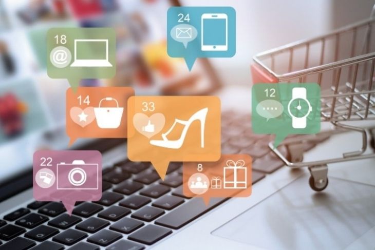 Laptop klavyesi üzerinde online alışveriş ve dijital etkileşimleri simgeleyen çeşitli uygulama ikonları ve minyatür bir alışveriş sepeti belirgin bir şekilde yer alırken, bu görüntü Sürdürülebilirlik hakkında bilmeniz gerekenler bağlamında bilinçli tüketim alışkanlıklarının ve çevresel etkinin önemine dikkat çekiyor.