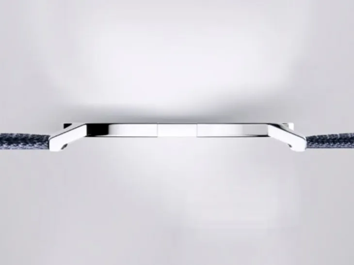Piaget Altiplano Ultimate Concept saatinin yandan görünüşü, ultra ince kasa profiliyle dikkat çekiyor.