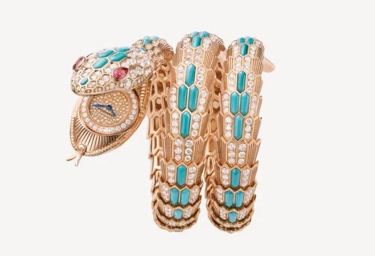 Bvlgari Serpenti saat, yılan figürlü bilezik tasarımı, pırlanta ve turkuaz taşlarla.