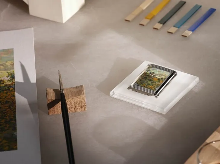 Minyatür çiçek manzarası resimli Jaeger-LeCoultre Reverso saat ve sanat malzemeleri.
