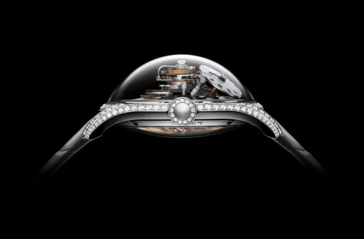 Girard-Perregaux Planetarium Tri-Axial saat modelinin kubbeli mekanizma yapısı.