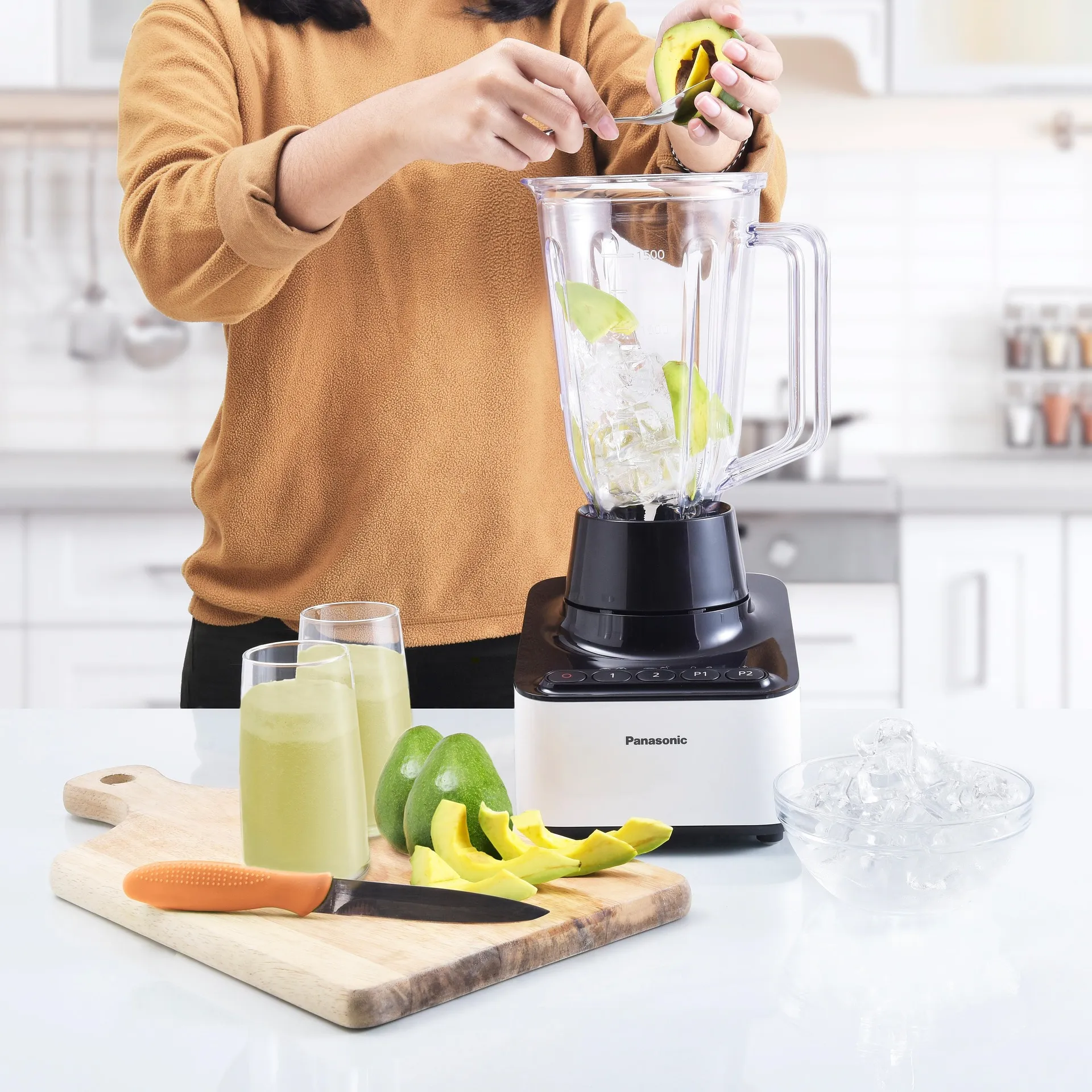 mutfakta blendera avokado ekleyerek smoothie hazırlayan kişi yakın plan görüntü