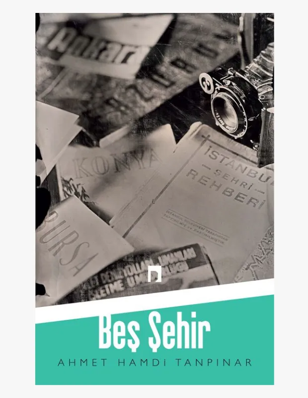 Monokrom bir kompozisyonda, üzerinde Ankara, Konya, Bursa ve İstanbul gibi şehir adlarının okunduğu eski belgeler, haritalar ve bir fotoğraf makinesi dağınık bir şekilde zemini kaplıyor; bu görsel düzenleme, Ahmet Hamdi Tanpınar'ın klasikleşmiş Beş Şehir adlı eserinin kapak tasarımını yansıtıyor.