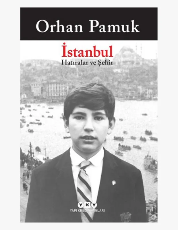 Orhan Pamuk'un siyah beyaz çekilmiş bir gençlik fotoğrafının kapladığı, arka planda Boğaz ve tarihi yapıların silüetleriyle dolu bir İstanbul manzarasının yer aldığı, İstanbul Hatıralar ve Şehir adlı kitabın dikkat çekici kapağı.