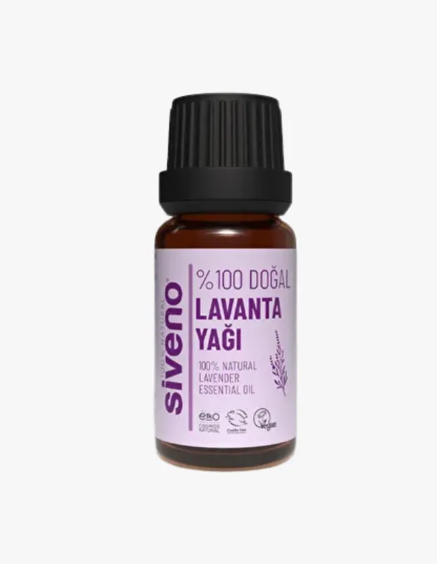 Oggusto: Mevsimsel Duygu Durum Bozukluğunu Aromaterapiyle Yenin. Vücut frekansını yükselterek depresyonla savaşan Siveno 0 Doğal Lavanta Yağı. Beyaz zemindeki kahverengi cam şişe, siyah tırtıklı kapağı ve mor yazılı botanik lavanta çizimi barındıran etiketiyle sunuluyor.