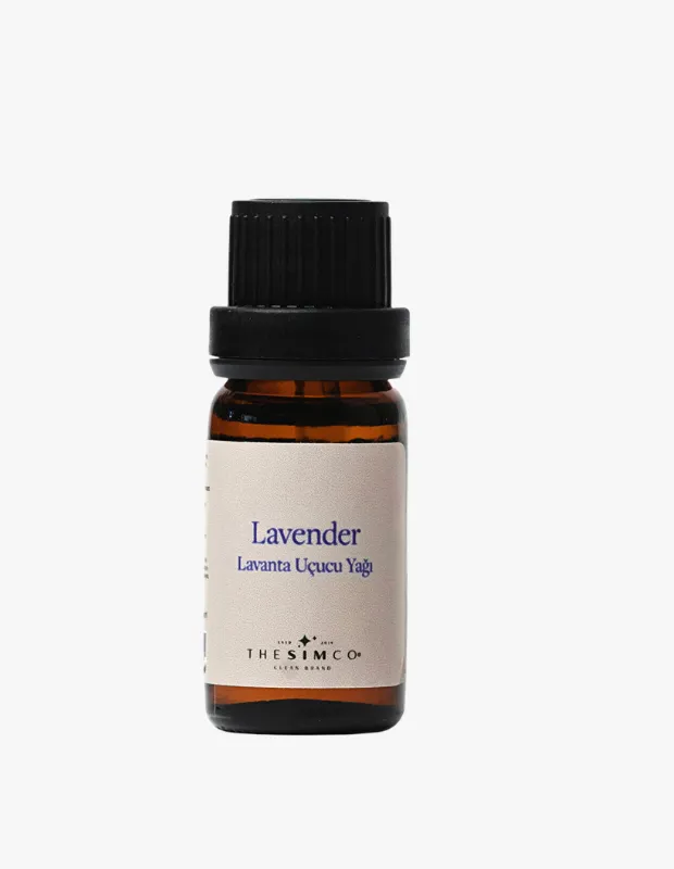 Oggusto, Mevsimsel Duygu Durum Bozukluğunu Aromaterapiyle Yenin: The Sim Co. etiketli, siyah kapaklı amber cam şişede sunulan 'Lavender - Lavanta Uçucu Yağı'. Sonbaharda düşen beden frekansını yükselterek ruh halini dengelemeye yardımcı olan doğal aromaterapi desteğini yansıtıyor.