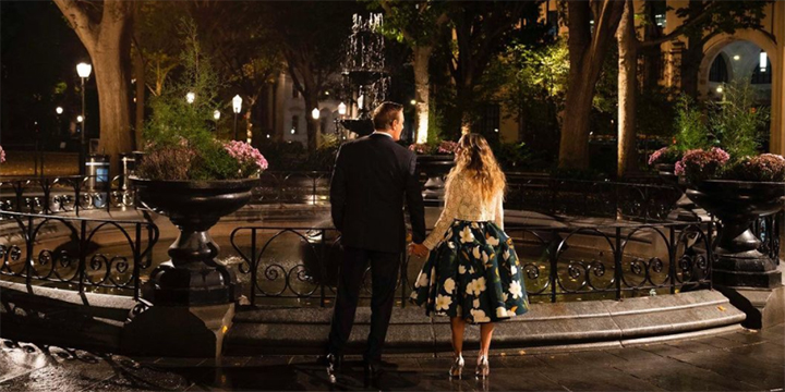 And Just Like That dizisinden Carrie Bradshaw ve Mr. Big, Paris'te romantik bir gece yürüyüşünde el ele tutuşurken, Carrie'nin manolya desenli Oscar de la Renta eteği ve dantel bluzundan oluşan ikonik kostümü, dizinin en akılda kalıcı görünümlerinden birini sergiliyor.